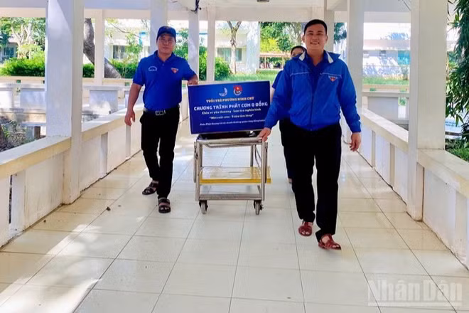 Đoàn phường Ninh Chử, tỉnh Khánh Hòa với Chương trình "Phát cơm 0 đồng" chia sẻ tấm lòng thiện nguyện với những phận đời đang gồng mình chống chọi bệnh tật tại Trung tâm Y tế khu vực Ninh Hải. (Ảnh: CTV)