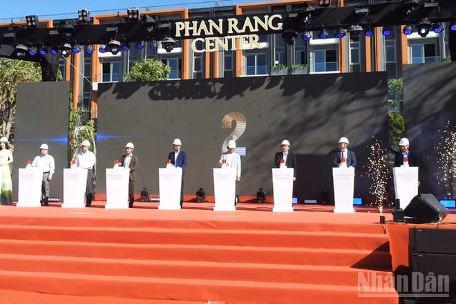 Lãnh đạo Ủy ban nhân dân phường Phan Rang (Khánh Hòa) cùng nhà đầu tư ấn nút khánh thành tại buổi lễ. (Ảnh: NGUYỄN TRUNG)