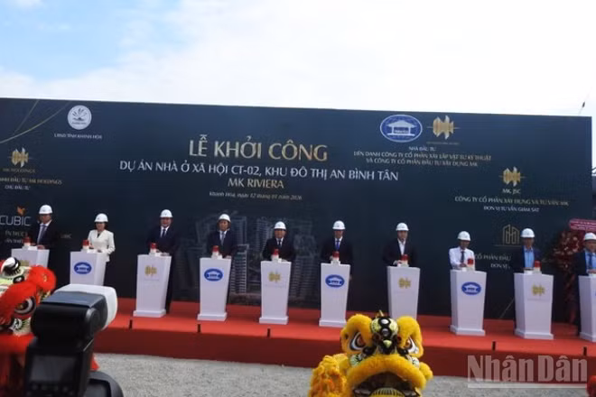Lãnh đạo tỉnh Khánh Hòa cùng chủ đầu tư ấn nút khởi công Dự án nhà ở xã hội CT-02. (Ảnh: NGUYỄN TRUNG)