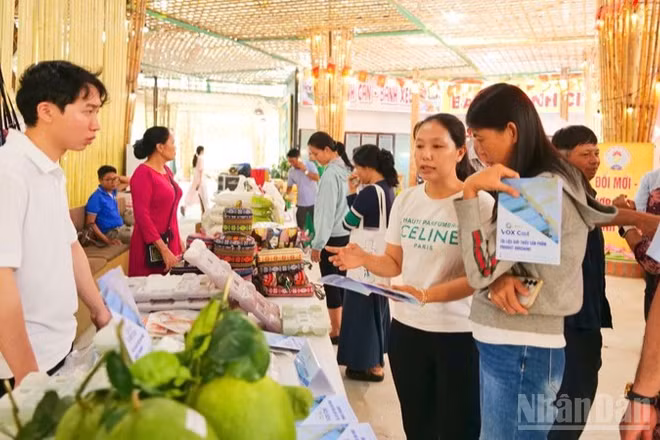 Nhiều sản phẩm OCOP của địa phương vốn chỉ quanh quẩn ở chợ truyền thống, nay đã hiện diện trên các sàn giao dịch điện tử và tham gia tại các hội chợ trên cả nước mỗi khi tỉnh Khánh Hòa tổ chức chương trình xúc tiến thương mại. (Ảnh: NGUYỄN TRUNG)