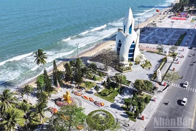 Tháp Trầm Hương với kiến trúc độc đáo, được coi là biểu tượng của tỉnh Khánh Hòa với khát vọng vươn lên và phát triển bền vững. (Ảnh: NGUYỄN TRUNG)