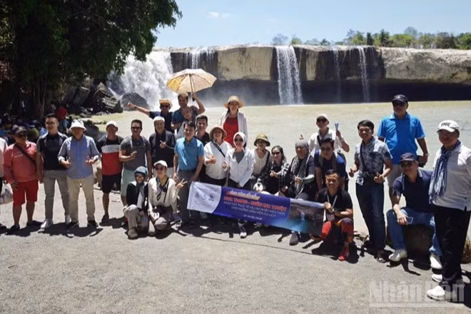 Đoàn hướng dẫn viên và doanh nghiệp lữ hành cùng du khách tham quan Thác Draynur, tỉnh Đắk Lắk. (Ảnh: HỒNG NGUYÊN)