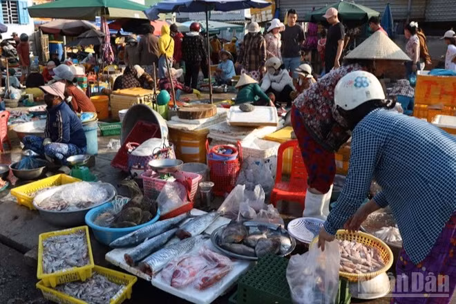Một góc chợ Nại (phường Ninh Chử, tỉnh Khánh Hòa) vào buổi sáng. (Ảnh: NGUYỄN TRUNG)