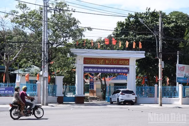 Trường tiểu học Mỹ Hương và Trường tiểu học Đạo Long, thuộc địa bàn phường Phan Rang (tỉnh Khánh Hòa) sáp nhập thành Trường tiểu học Mỹ Hương. (Ảnh: NGUYỄN TRUNG) 