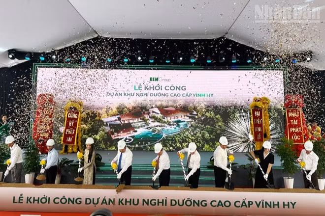 Các đại biểu thực hiện nghi thức khởi công dự án. (Ảnh: NGUYỄN TRUNG)