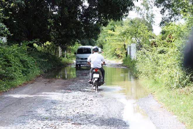 Với người dân, mỗi chuyến đi qua tuyến đường là một lần phải căng mắt quan sát, lựa từng khoảng mặt đường còn bằng phẳng để tránh hiểm họa. (Ảnh: NGUYỄN TRUNG)