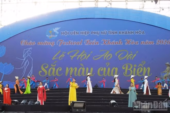 Chương trình ca nhạc tôn vinh áo dài Việt Nam tại buổi lễ. (Ảnh: NGUYỄN TRUNG)