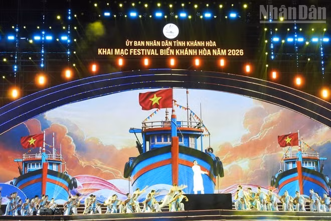 Chương trình nghệ thuật đặc sắc tại đêm khai mạc Festival Biển Khánh Hòa 2026. (Ảnh: NGUYỄN TRUNG)