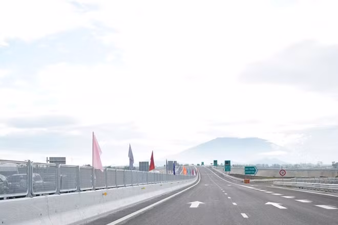 Dự án đường bộ cao tốc Khánh Hòa-Buôn Ma Thuột, hoàn thành và đưa vào khai thác 20km đầu tuyến đúng kế hoạch. (Ảnh: NGUYỄN TRUNG)