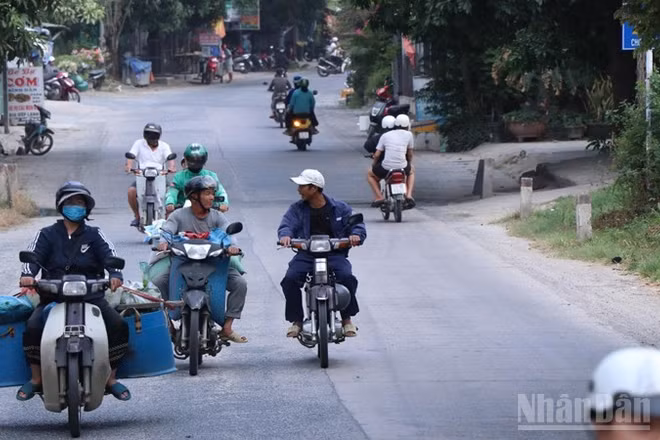 Người dân tham gia giao thông trên tuyến đường huyết mạch nối phường Ba Ngòi với khu vực miền núi Khánh Sơn (cũ), tỉnh Khánh Hòa. (Ảnh: NGUYỄN TRUNG)
