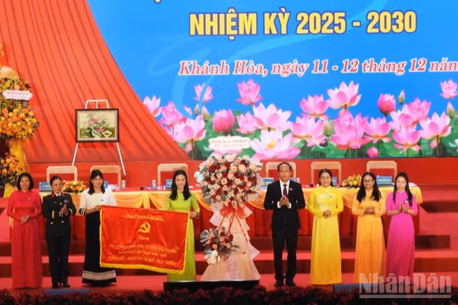 Đồng chí Nguyễn Khắc Hà - Phó Bí thư Tỉnh ủy, Chủ tịch Ủy ban Mặt trận Tổ quốc Việt Nam tỉnh Khánh Hòa tặng bức trướng chúc mừng của Tỉnh ủy cho Đại hội. 