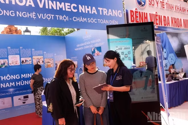 Doanh nghiệp tỉnh Khánh Hòa giới thiệu sản phẩm cho khách hàng qua truy cập trang thương mại điện tử bằng điện thoại thông minh. (Ảnh: NGUYỄN TRUNG)