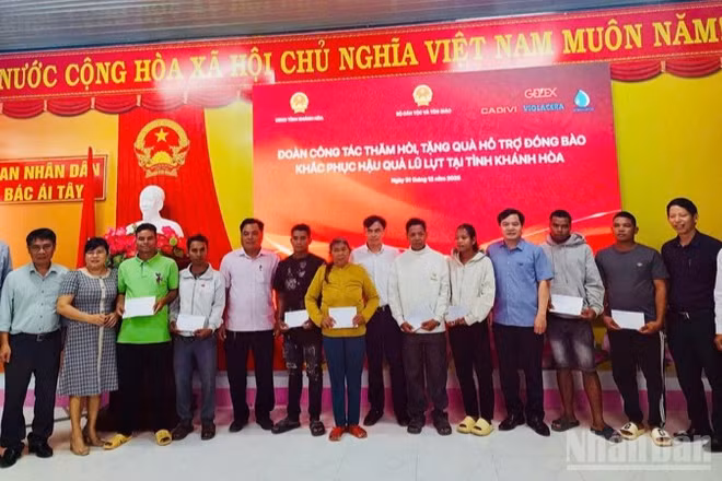 Đoàn công tác của Bộ Dân tộc và Tôn giáo trao quà hỗ trợ các hộ nghèo, hộ cận nghèo bị ảnh hưởng bởi mưa lũ. (Ảnh: NGUYỄN TRUNG)