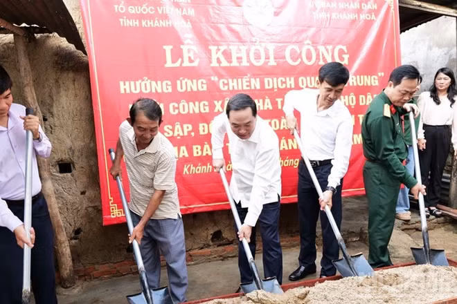 Đoàn công tác số 2 của Tỉnh ủy, Ủy ban nhân dân tỉnh Khánh Hòa do đồng chí Hồ Xuân Trường (đứng giữa), Phó Bí thư Thường trực Tỉnh ủy làm Trưởng đoàn cùng lãnh đạo phường Đô Vinh thực hiện nghi thức lễ khởi công xây dựng nhà mới cho gia đình ông Trương Văn Nam (Tổ dân phố Đắc Nhơn 1, phường Đô Vinh), một trong số 11 hộ dân có nhà bị sập, đổ hoàn toàn trong đợt mưa lũ vào cuối tháng 11. (Ảnh: NGUYỄN TRUNG) 