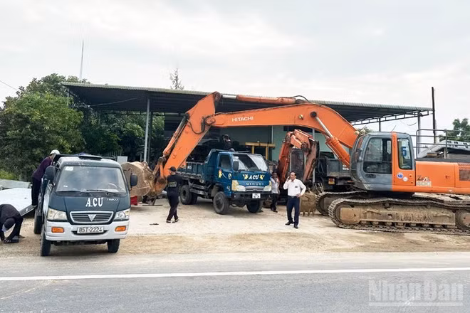 Các cơ quan chức năng triển khai công tác cưỡng chế tại hộ bà Phạm Thị Hiền, thôn Quán Thẻ 2, xã Thuận Nam (Khánh Hòa). (Ảnh: NGUYỄN TRUNG)