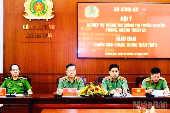 Lãnh đạo Bộ Công an và Công an tỉnh Khánh Hòa chủ trì buổi hội ý. (Ảnh: VŨ TÂN)