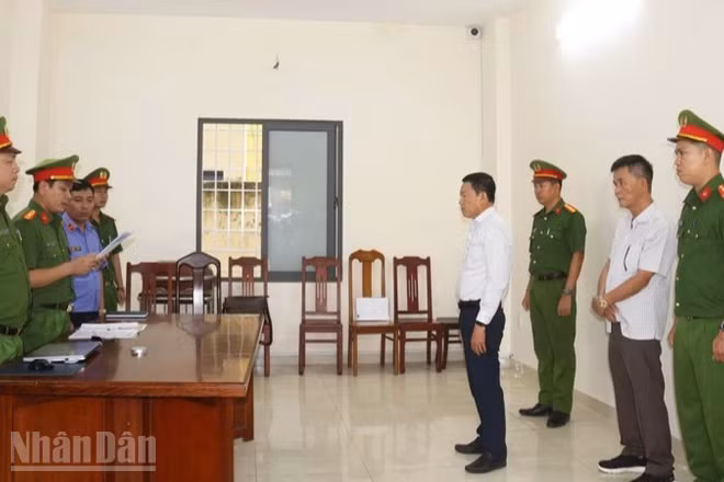 Cơ quan chức năng thi hành lệnh bắt tạm giam 2 bị can Trần Huỳnh Kiến Trúc và Đỗ Ngọc Quang. (Ảnh: CTV)