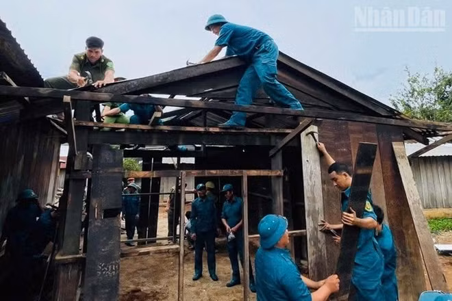 Hình ảnh người lính quân hàm xanh cùng dân quân địa phương miệt mài dưới nắng gió, để hoàn thiện nhà ở cho các gia đình thuộc diện con đẻ của người hoạt động kháng chiến bị nhiễm chất độc hóa học đã trở thành biểu tượng đẹp của tinh thần trách nhiệm, nghĩa tình quân-dân. (Ảnh: HUY VIÊN)