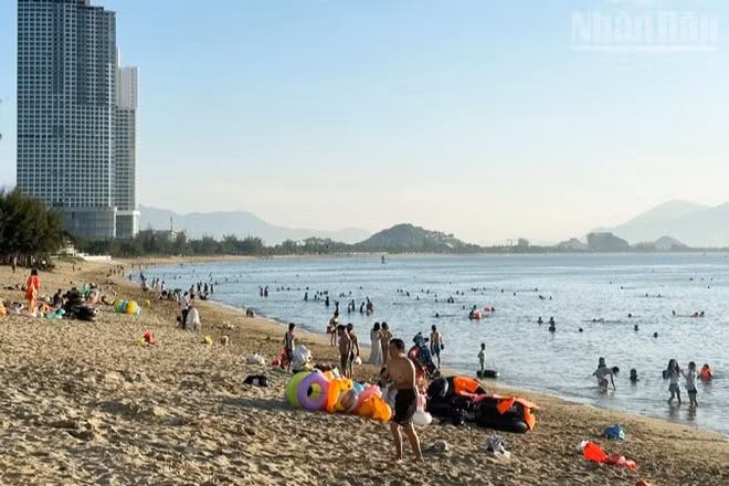 Hằng ngày, bãi biển Bình Sơn-Ninh Chử (tỉnh Khánh Hòa) thu hút đông người dân địa phương và du khách đến tắm biển. (Ảnh: NGUYỄN TRUNG)