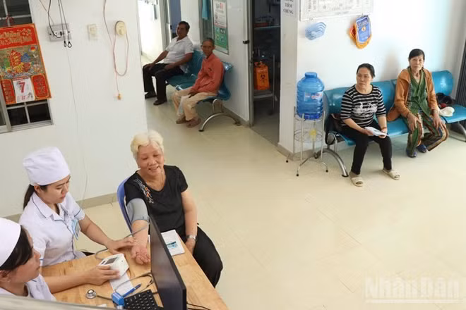 Từ đầu giờ sáng mỗi ngày, khu vực tiếp đón bệnh nhân tại Trạm y tế phường Ba Ngòi (tỉnh Khánh Hòa) đã đông người dân đến khám bệnh. (Ảnh: NGUYỄN TRUNG)