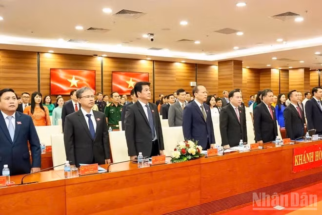 Các đồng chí lãnh đạo Tỉnh ủy, Hội đồng nhân dân tỉnh, Ủy ban nhân dân, Ủy ban Mặt trận Tổ quốc Việt Nam tỉnh Khánh Hòa dự kỳ họp. (Ảnh: VŨ TÂN)