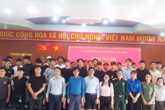 Lãnh đạo Phường Đô Vinh (Khánh Hòa) tổ chức hội nghị gặp mặt và chụp ảnh lưu niệm với thanh niên trúng tuyển trước ngày lên đường tòng quân. (Ảnh: NGUYỄN TRUNG)