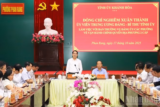 Quang cảnh buổi làm việc. (Ảnh NGUYỄN TRUNG)