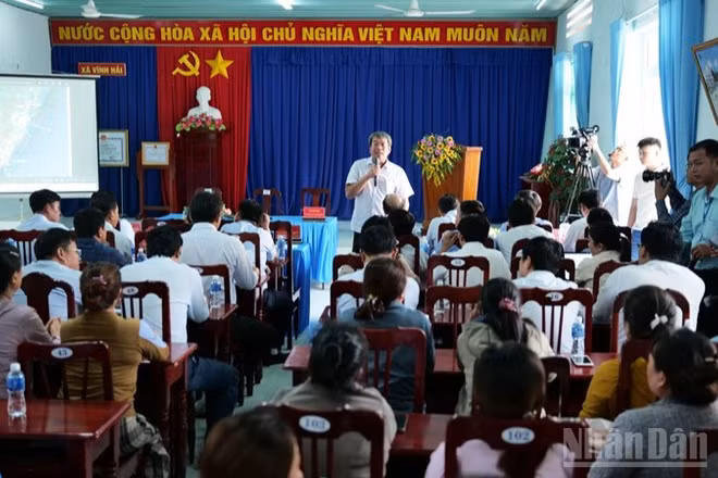 Quang cảnh buổi khảo sát và lấy ý kiến người dân. (Ảnh: NGUYỄN TRUNG)