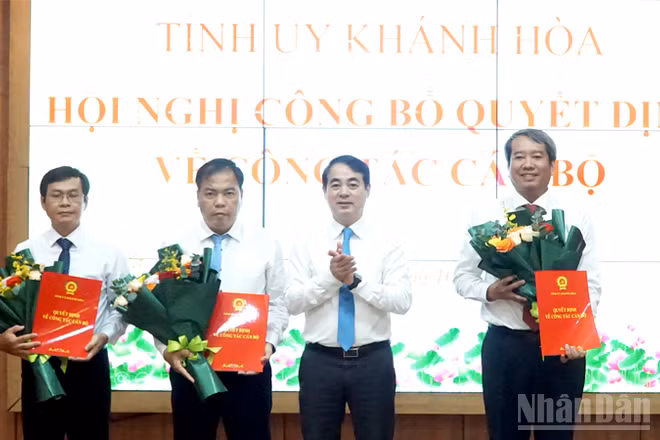Bí thư Tỉnh ủy Khánh Hòa Nghiêm Xuân Thành trao quyết định điều động, chỉ định cho các đồng chí được giao giữ chức vụ Bí thư Đảng ủy xã Vĩnh Hải, phường Bảo An và Chánh văn phòng Tỉnh ủy. (Ảnh: NGUYỄN TRUNG)