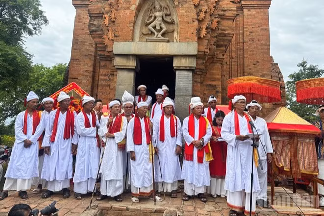 Phó cả sư Lưu Sanh Thanh, Ủy viên Ủy ban Mặt trận Tổ quốc Việt Nam tỉnh Khánh Hòa, Thư ký Hội đồng Chức sắc Chăm Bàlamôn phát biểu chào mừng, khai Lễ hội Katê năm 2025 tại tháp Po Klong Garai, phường Đô Vinh. (Ảnh: NGUYỄN TRUNG)