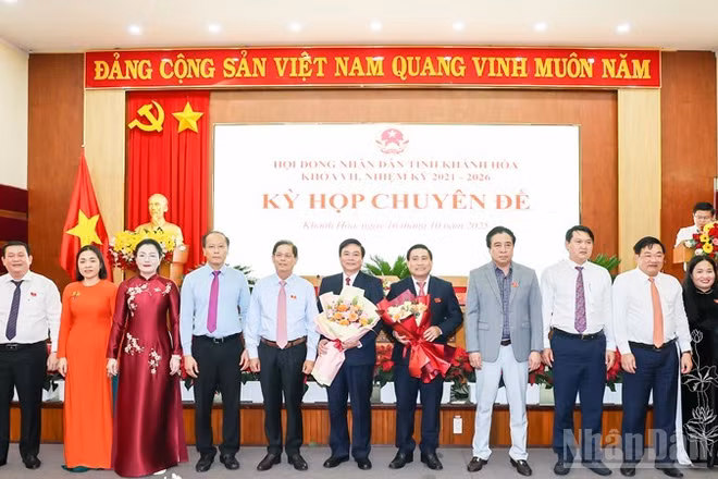 Các đồng chí lãnh đạo tỉnh Khánh Hòa tặng hoa chúc mừng đồng chí Lâm Đông và đồng chí Lữ Thanh Hải. (Ảnh: CTV)