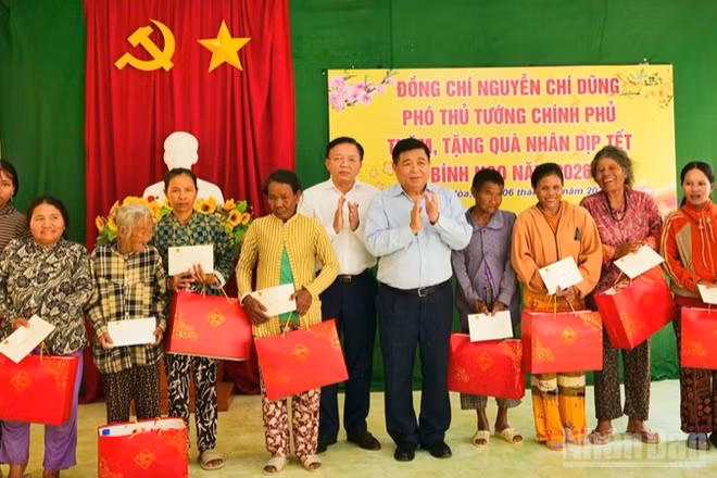 Phó Thủ tướng Nguyễn Chí Dũng và lãnh đạo tỉnh Khánh Hòa tặng quà chúc Tết cho người nghèo xã Ninh Hải. (Ảnh: NGUYỄN TRUNG)
