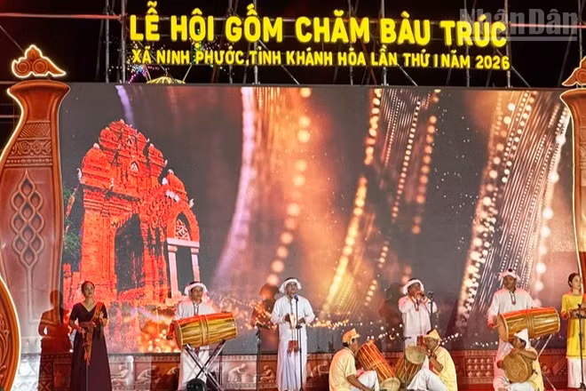 Biểu diễn nhạc cụ Chăm chào mừng lễ khai mạc. (Ảnh: NGUYỄN TRUNG)