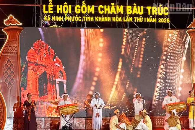 Biểu diễn hòa tấu nhạc cụ Chăm chào mừng Lễ hội Gốm Chăm Bàu Trúc lần thứ I năm 2026 tại xã Ninh Phước, tỉnh Khánh Hòa. (Ảnh: NGUYỄN TRUNG)