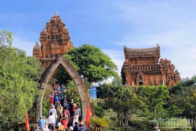 Di tích quốc gia đặc biệt Tháp Pô Klong Garai (phường Đô Vinh) - nơi diễn ra nghi thức chính của Lễ hội Katê hằng năm. (Ảnh: NGUYỄN TRUNG)