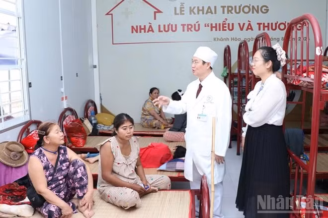 Lãnh đạo Bệnh viện Đa khoa Ninh Thuận thăm hỏi thân nhân người bệnh nặng đang nghỉ ngơi tại Nhà lưu trú “Hiểu và Thương”. (Ảnh: NGUYỄN TRUNG)