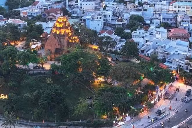 Tháp Bà Pô Nagar giữa không gian lung linh ánh đèn của thành phố biển Nha Trang. (Ảnh: NGUYỄN TRUNG)