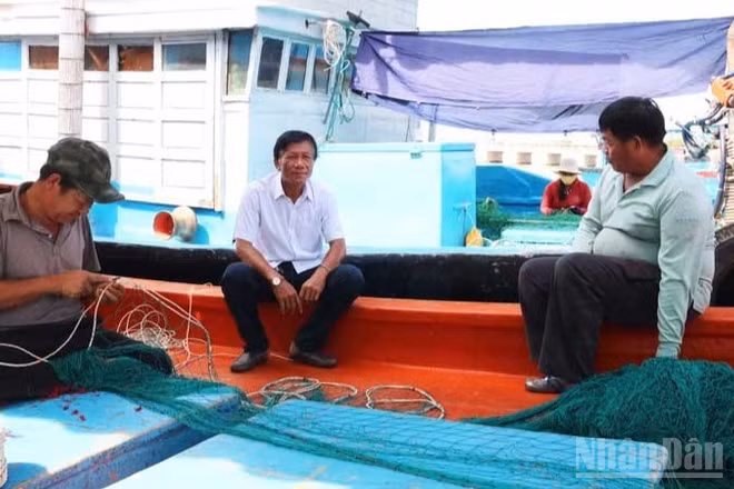 Trên các tàu dịch vụ hậu cần nghề cá tại Khánh Hòa dễ bắt gặp hình ảnh những lao động ngoài tuổi 50 vẫn miệt mài làm việc. (Ảnh: NGUYỄN TRUNG)
