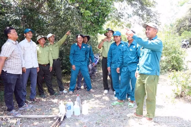 Lực lượng kiểm lâm thuộc Ban Quản lý rừng phòng hộ Krông Pha (xã Lâm Sơn, tỉnh Khánh Hòa) cùng các tổ bảo vệ rừng đi kiểm tra các vùng rừng khộp do đơn vị quản lý đang có nguy cơ cháy cao trong mùa khô. (Ảnh: NGUYỄN TRUNG)