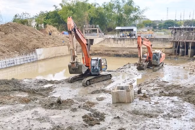 Công trình sửa chữa cống lấy nước đầu kênh chính nam, thuộc hệ thống Nha Trinh-Lâm Cấm đang khẩn trương hoàn thiện để kịp phục vụ cấp nước tưới cho vụ hè thu. (Ảnh: NGUYỄN TRUNG)