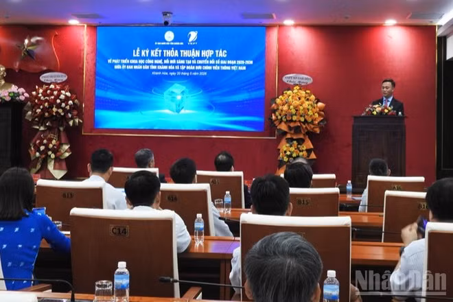 Quang cảnh buổi lễ ký kết. (Ảnh: NGUYỄN TRUNG)