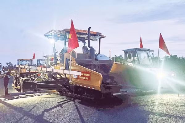 1-Nhà thầu tranh thủ thời tiết thuận lợi để thi công vào ban đêm nhằm kịp tiến độ.