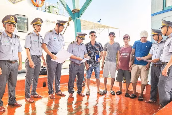 Lực lượng Thủy sản và Kiểm ngư tỉnh An Giang tuyên truyền trực tiếp cho ngư dân về phòng chống IUU.
