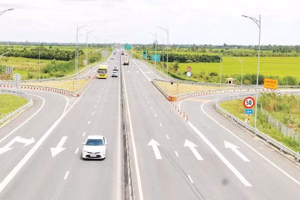 Tuyến đường cao tốc Mỹ Thuận-Cần Thơ đoạn qua tỉnh Vĩnh Long kết nối địa phương với các tỉnh, thành phố lân cận.