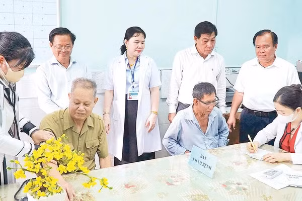 Lãnh đạo tỉnh Cà Mau trực tiếp kiểm tra công tác khám sàng lọc cho người dân tại cơ sở.