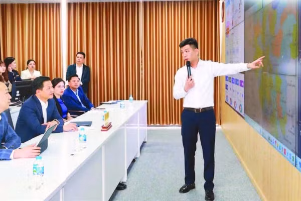 Đại diện Viettel Thái Nguyên báo cáo tiến độ triển khai Trung tâm dữ liệu tỉnh. (Ảnh ANH TUẤN)