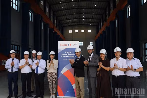 Bà Éléonore Caroit, Bộ trưởng ủy nhiệm đặc trách Pháp ngữ, Đối tác quốc tế và Pháp kiều của Pháp (thứ tư từ trái sang) cùng đoàn công tác khảo sát tại Nhà Máy thủy điện Hòa Bình mở rộng.