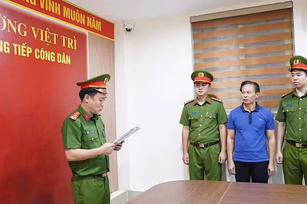 Đinh Thanh Tùng, Chủ tịch Ủy ban nhân dân xã Hợp Kim (thứ 2 từ phải sang). (Ảnh: Công an tỉnh Phú Thọ)