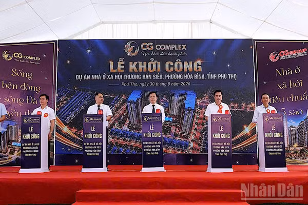 Đại diện lãnh đạo tỉnh Phú Thọ và đơn vị thực hiện dự án bấm nút tại lễ khởi công.