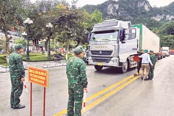 Các lực lượng chức năng kiểm tra phương tiện qua cửa khẩu quốc tế Hữu Nghị (Lạng Sơn).